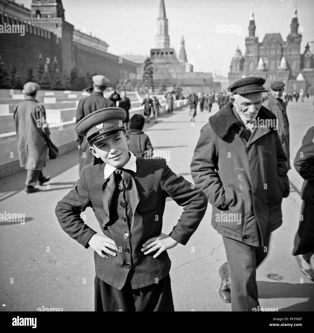 Un jeune Russe garçon vêtu de son uniforme scolaire, se tenait à la place Rouge à Moscou, Russie. Datée autour de 1954. Banque D'Images