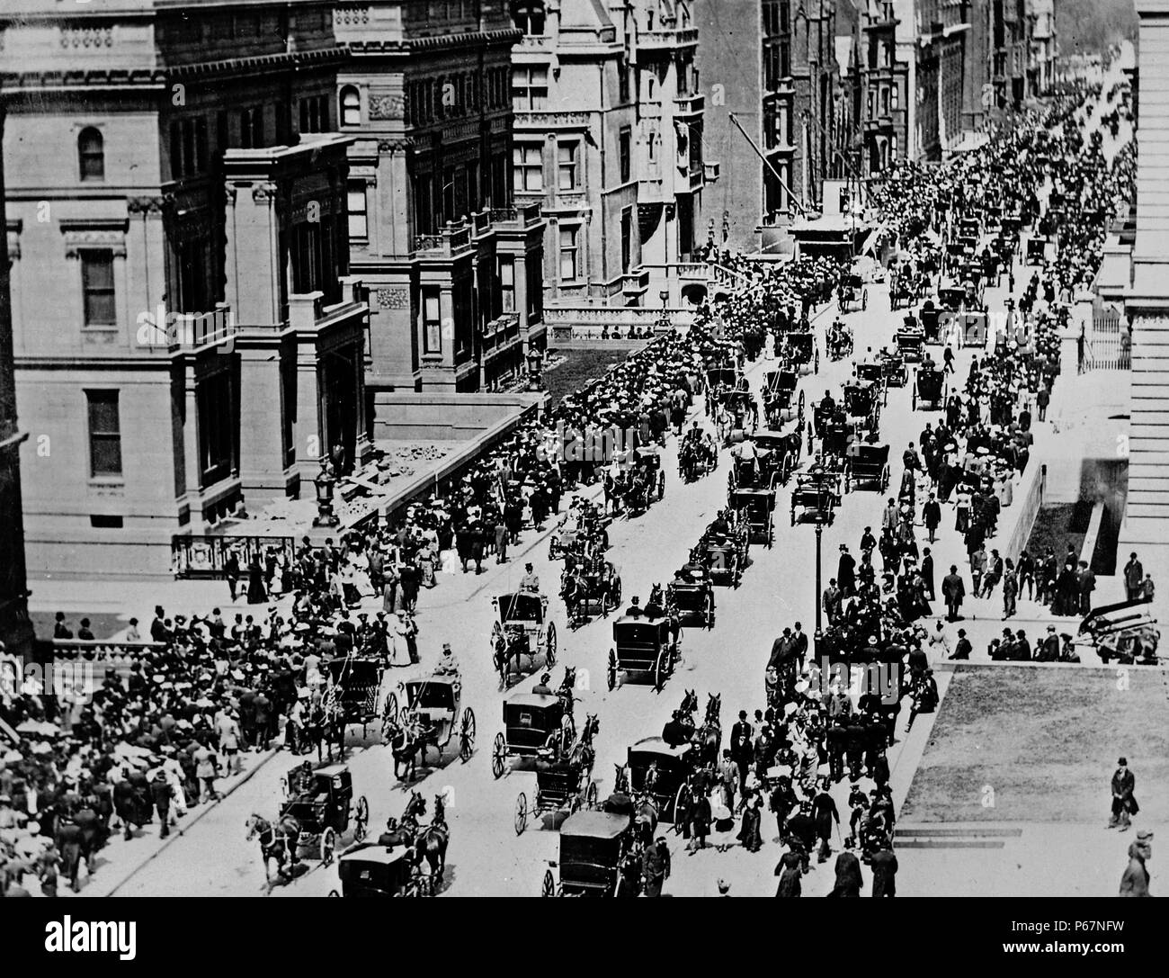 Début de l'image de la Cinquième Avenue, à New York. Image montre une rue animée pleine de trafic à chevaux et un peu de voitures. Pris le matin de Pâques, 1900. Banque D'Images