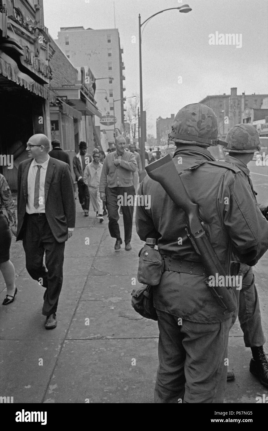 Des soldats patrouillent dans les rues de Washington, une partie de l'émeute raciale à la suite de l'assassinat de Martin Luther King Jr en 1968. Banque D'Images