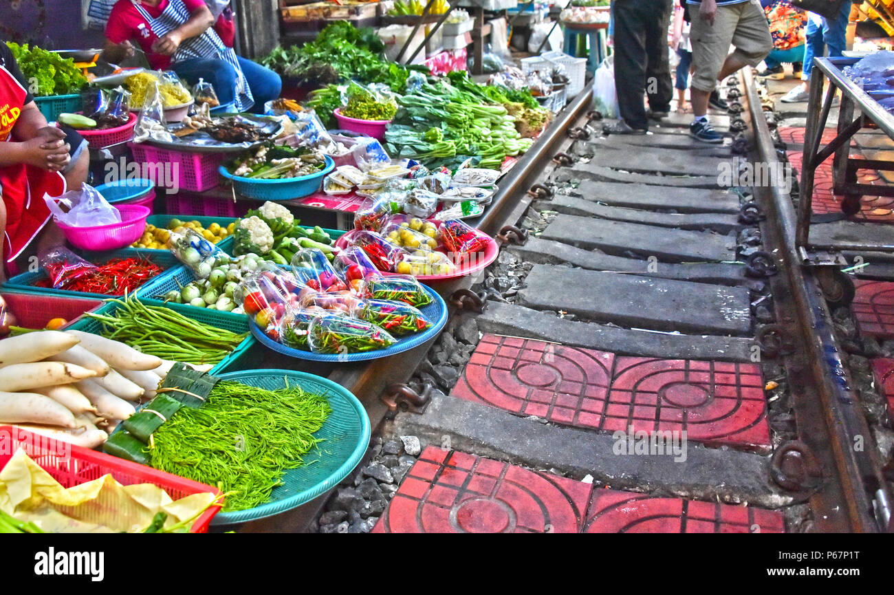 Vente de produits alimentaires sur le marché ferroviaire Maeklong en Thaïlande. Banque D'Images