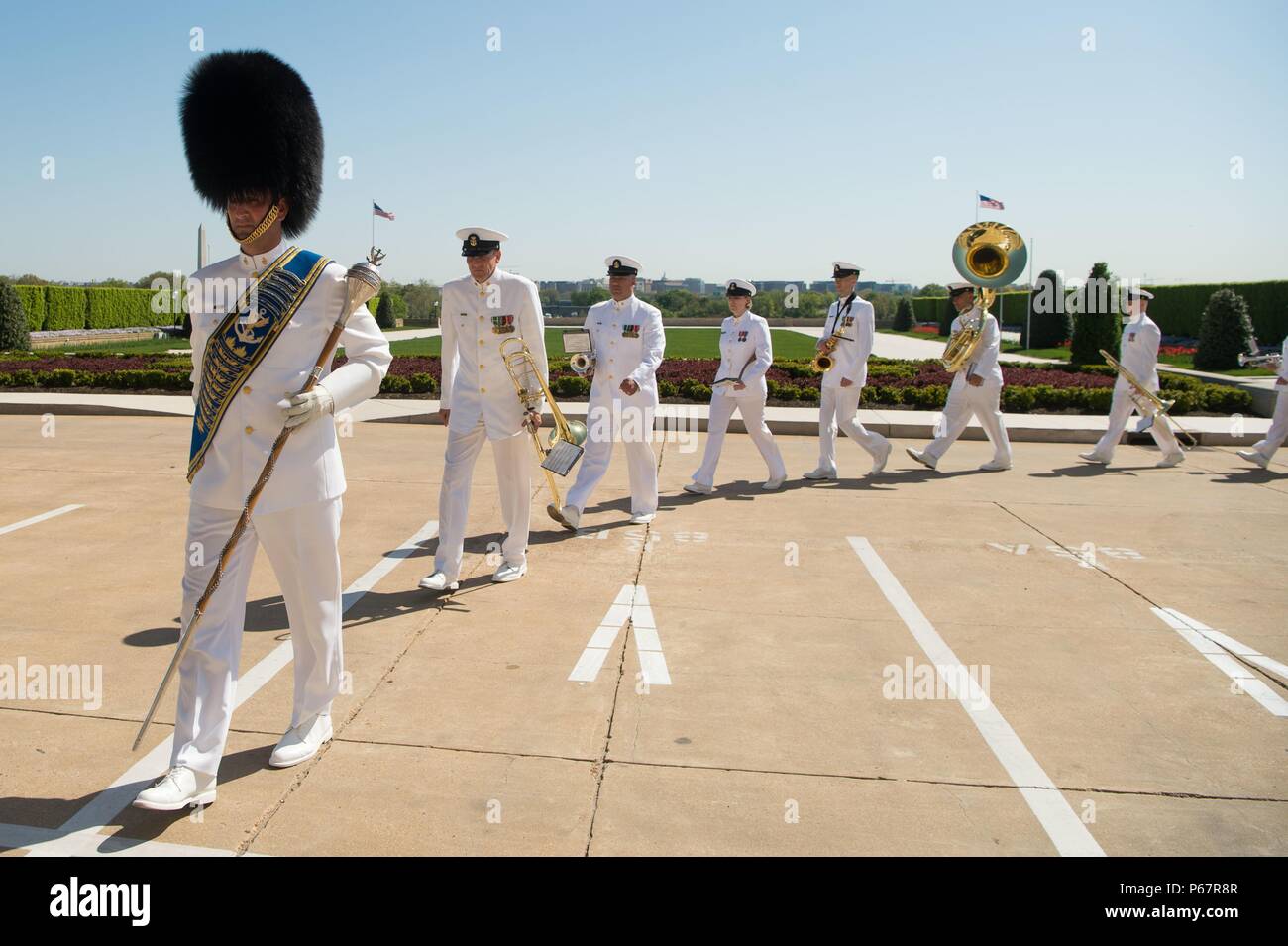 Le Secrétaire à la défense, James N. Mattis rencontre le ministre de la défense de la République de Macédoine Radmila Shekerinska lors d'une visite au Pentagone à Washington, D.C. le 1 mai 2018, mai 2018. (DoD photo par le Sgt armée. L'Amber I. Smith) l'image de courtoisie Le Sgt. Amber Smith/Bureau du secrétaire de la défense des affaires publiques. () Banque D'Images