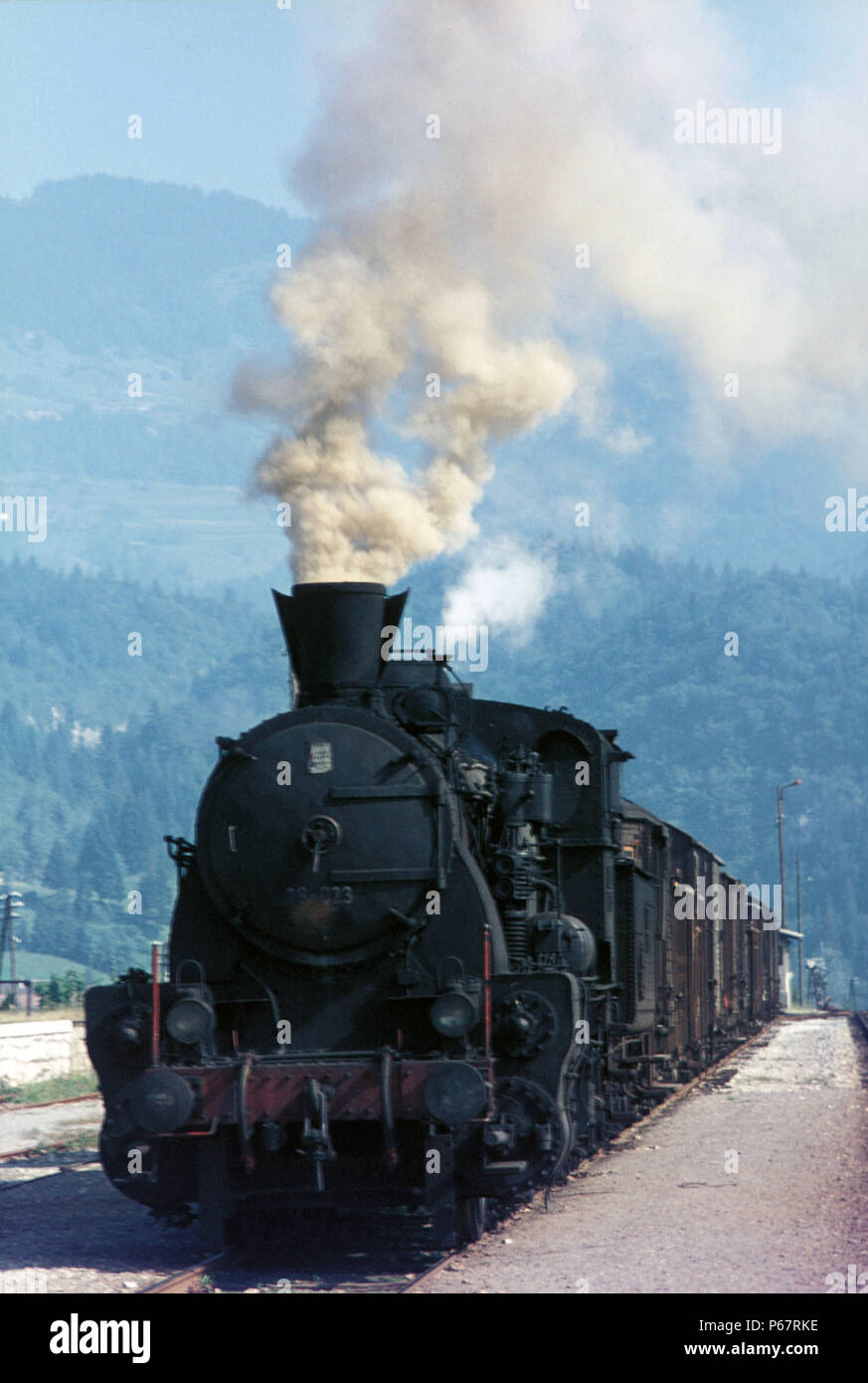 L'un de Karl Golsdorf's magnificent 0-10-0s conçu pour le chemin de fer de l'État autrichien au travail en Slovénie en août 1972 sous le couvert de la république Yougoslave Banque D'Images