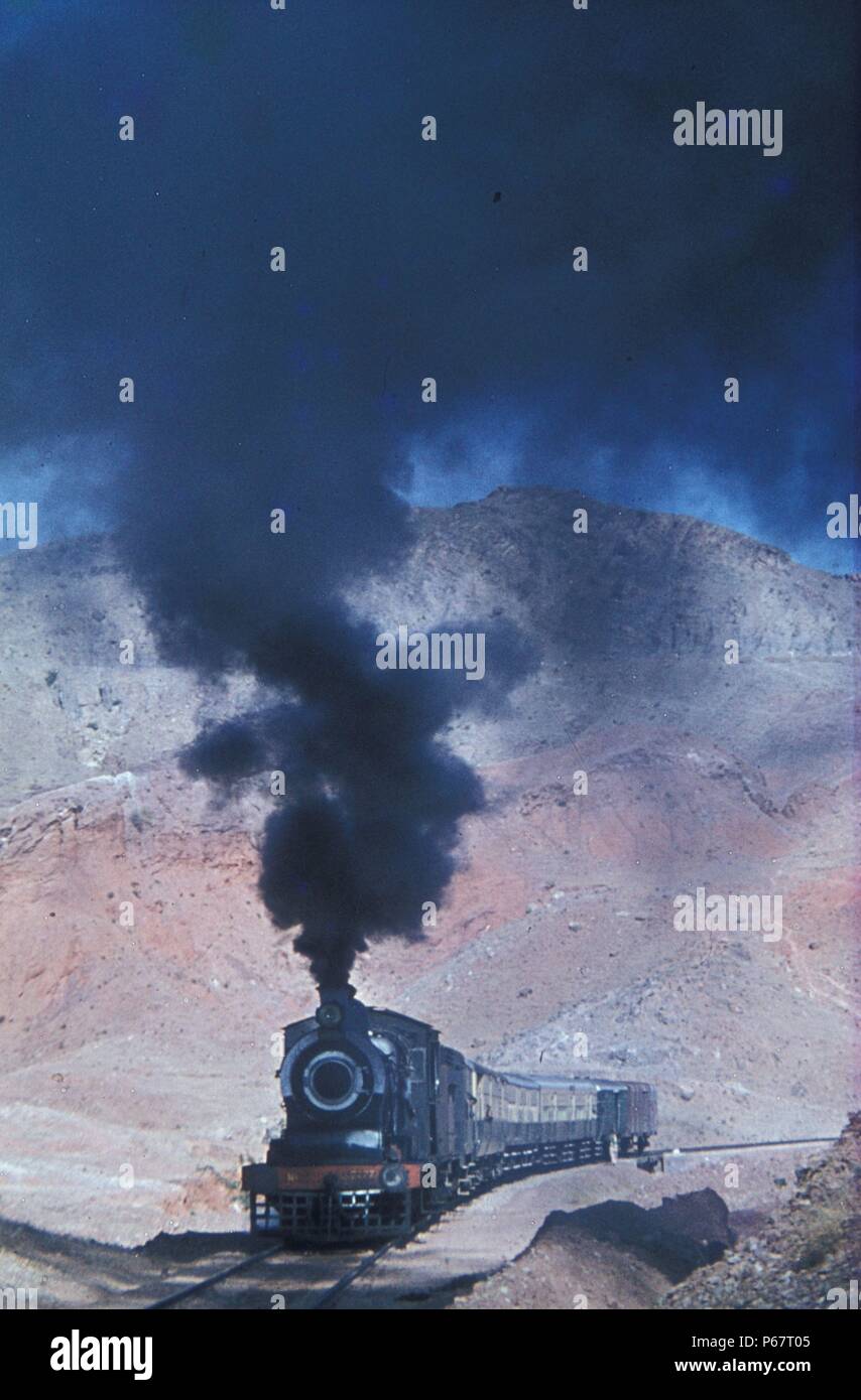 SGS Pakistan Railways class British construit à l'intérieur de cylindres 0-6-0 N° 2477 avec le train à partir de 14,00 - Khewra Dandot le vendredi 21 janvier 1977. Banque D'Images