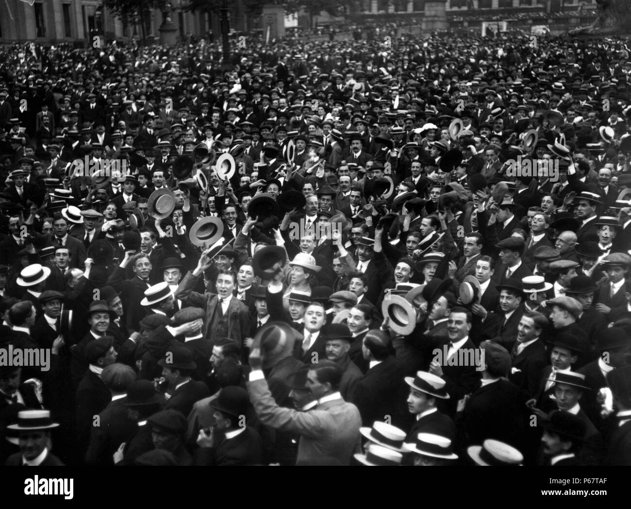 Photographie d'une grande foule de peuple britannique célébrant la déclaration de la guerre à l'Allemagne, Trafalgar Square, Londres. Datée 1914 Banque D'Images