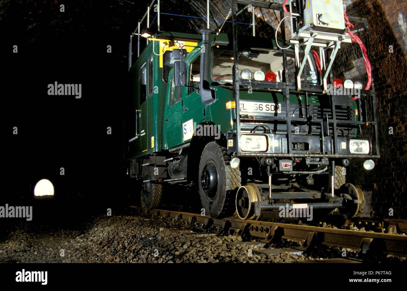Véhicule Rail-route utilisés pour inspecter la paroi d'un tunnel. C1996 Banque D'Images Véhicule Rail-route utilisés pour inspecter la paroi d'un tunnel. C1996 Banque D'Images