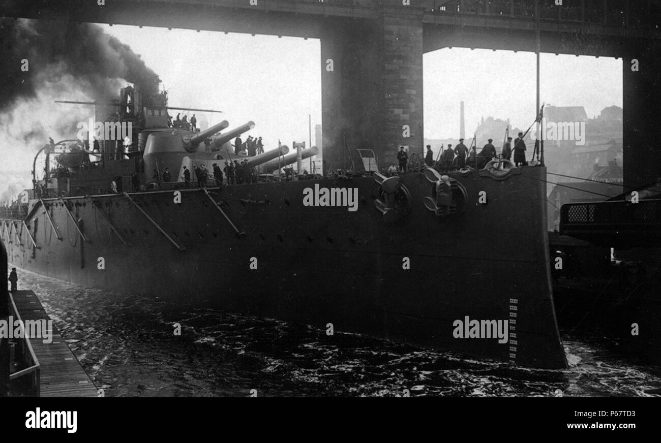 Photographie de la nouvelle super-dreadnought terminés HMS Monarch le long de la rivière Tyne. Datée 1911 Banque D'Images