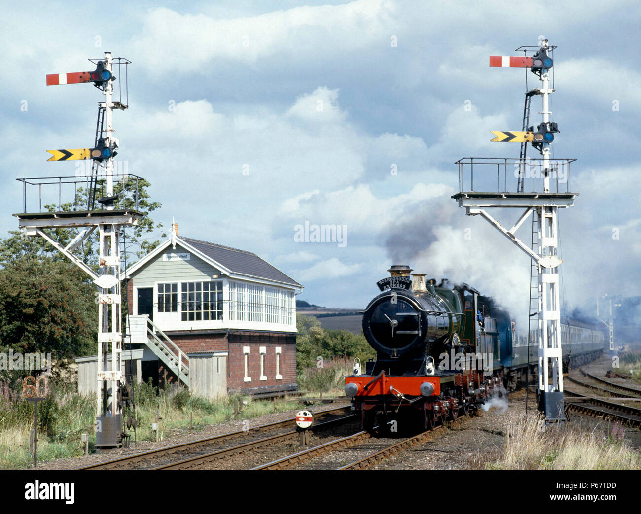 Scarborough Spa Express. No.3440 Ville de Truro traverse Seamer jonction avec le train du matin de Scarborough à New York. 04.09.1988. Banque D'Images