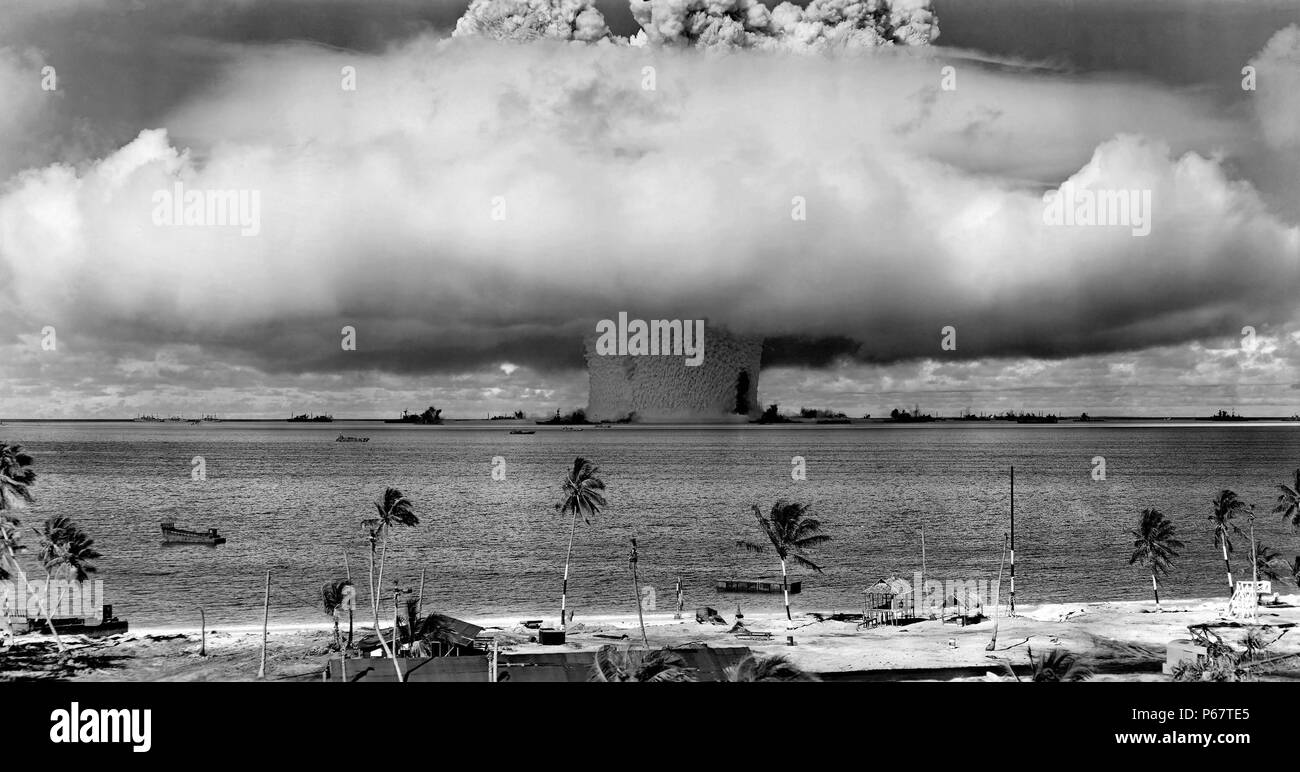 Photographie couleur de nuage en forme de champignon et de la colonne d'eau sous-marins des Baker explosion nucléaire. Datée 1946 Banque D'Images