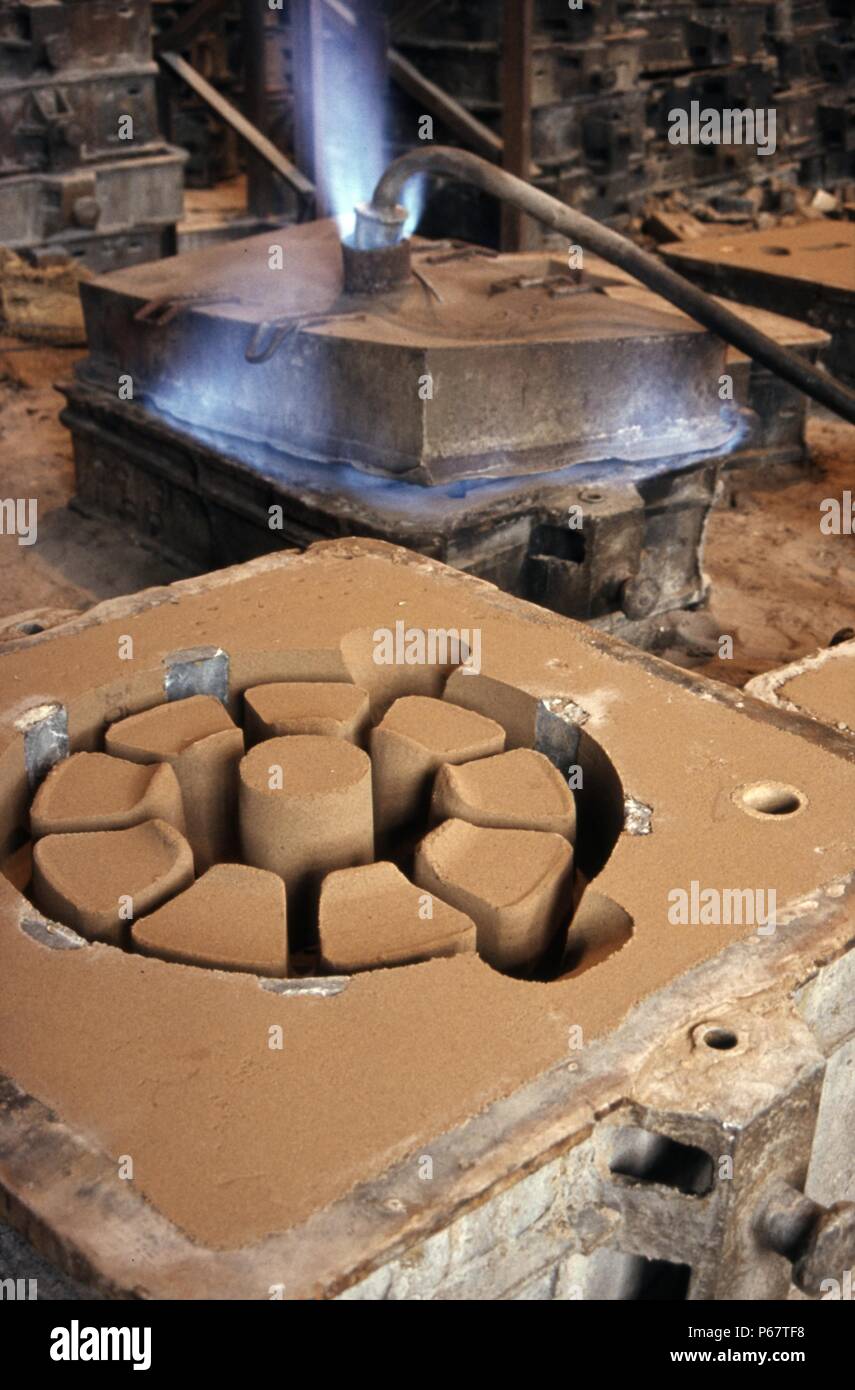 Moules Scud pour la production de roues de locomotives à sécher par la combustion de charbon à gaz jets Datong Locomotive Works en Chine. Janvier 1984. Banque D'Images