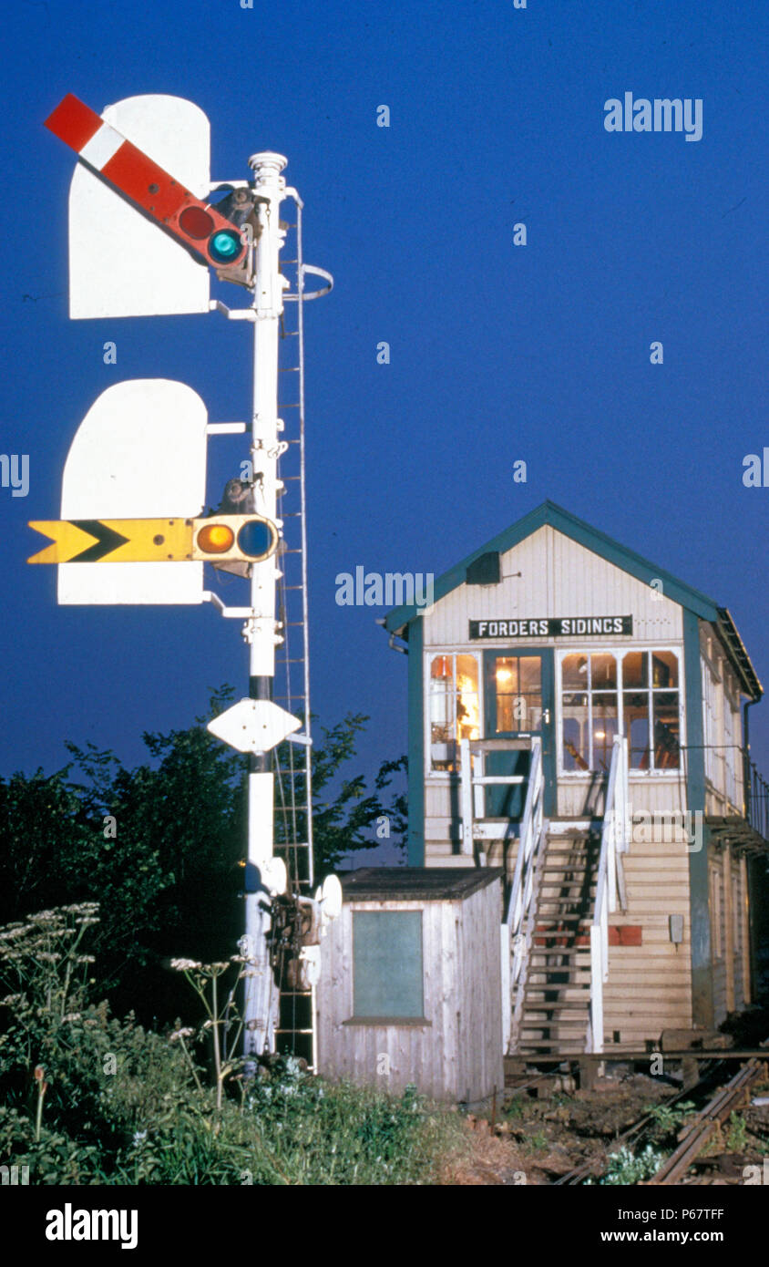 Les signaux de sémaphore et signal fort à l'ancien style Forders garage dans Leicestershire. C1992 Banque D'Images