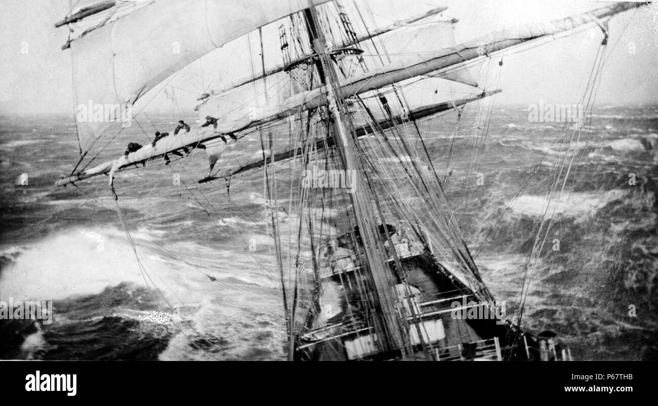 Photographie d'un gréeur-carrés dans une mer formée. Datée 1920 Banque D'Images