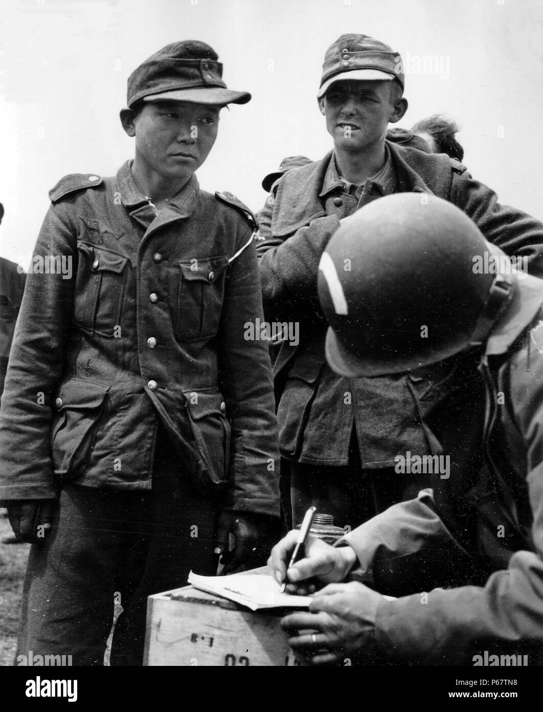 Photographie d'un Coréen dans une tenue de la Wehrmacht après leur capture par les parachutistes américains. Datée 1944 Banque D'Images