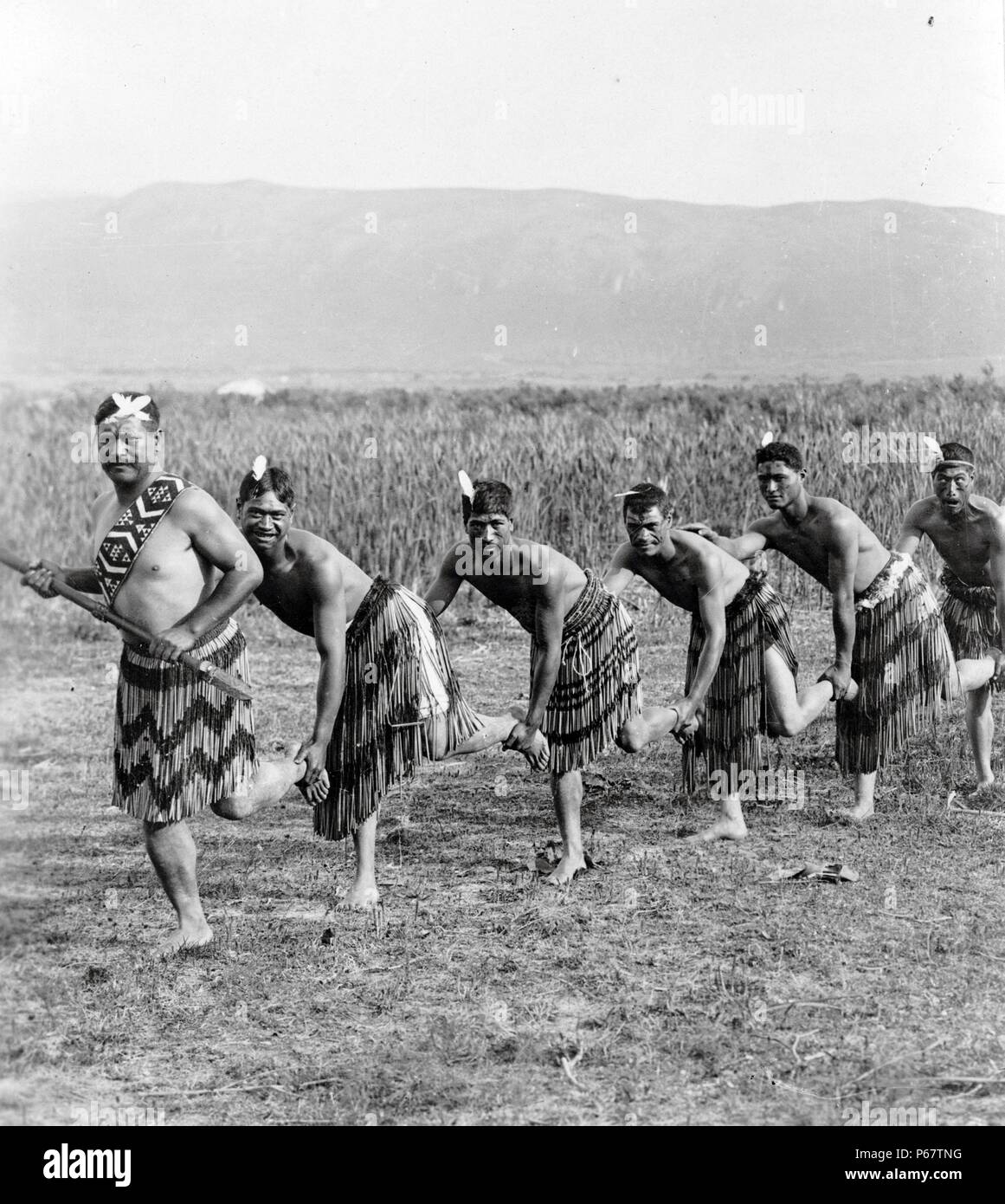 Photographie de cinq hommes maoris, posant dans des vêtements traditionnels d'effectuer le Haka dance. Haka est un cri de guerre ancestrale traditionnelle, la danse ou le défi du peuple Maori de Nouvelle-Zélande. Datée 1900 Banque D'Images