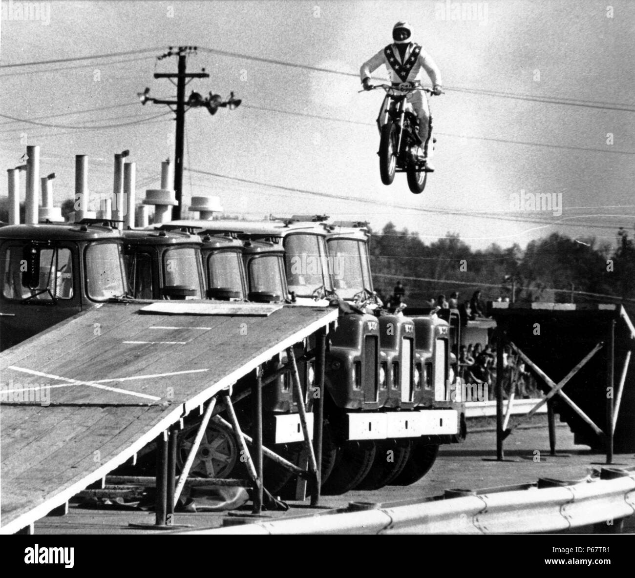 Evel Knievel était un daredevil, peintre, artiste du spectacle, et l'icône internationale. Dans sa carrière il a essayé plus de 75 rampe à rampe sauts moto entre 1965 et 1980, et en 1974, un échec de sauter à travers le canyon de la rivière Snake dans le Skycycle X-2, une fusée à vapeur. Le plus de 433 os brisés il a souffert au cours de sa carrière lui a valu une entrée dans le Livre Guinness des Records comme le survivant de la plupart des os cassé dans une vie" Banque D'Images