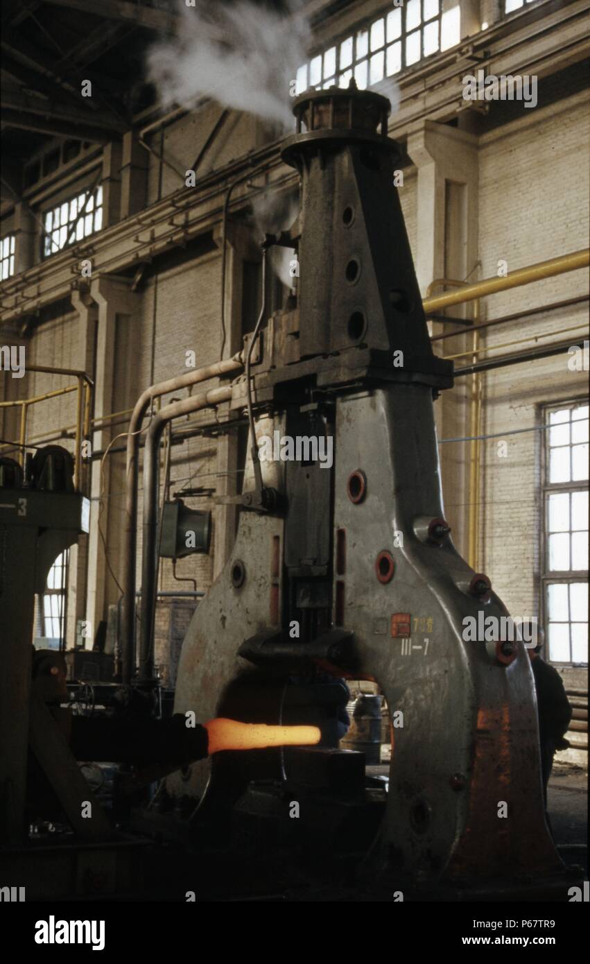 Marteaux à vapeur active dans la forge à Tangshan Locomotive Works en Chine. Banque D'Images