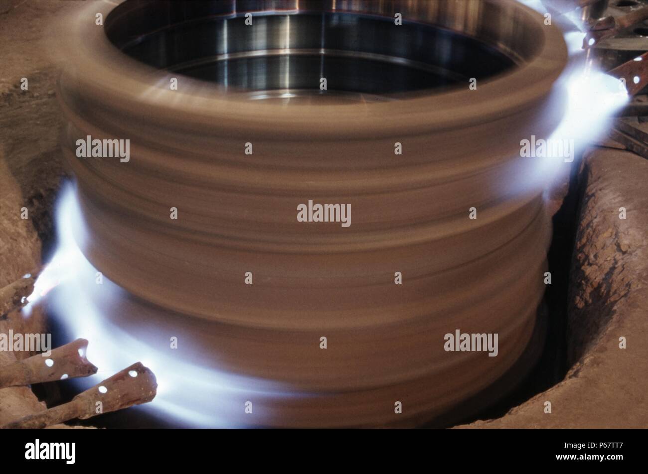 Pneu en acier pour roues motrices locomotive chauffée par l'intermédiaire de jets renouvelable gaz de combustion du charbon avant d'être thermorétractable sur la roue. Datong Banque D'Images