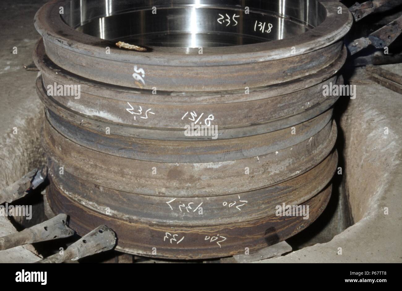 Pneu en acier pour roues motrices locomotive chauffée par l'intermédiaire de jets renouvelable gaz de combustion du charbon avant d'être thermorétractable sur la roue. Datong Banque D'Images