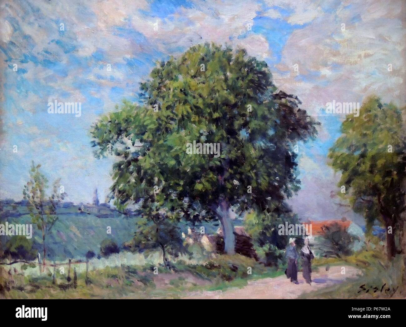 Alfred Sisley (1839-1899) l'entrée du village. Une route de campagne entre banques herbeux, bordée d'arbres conduit le regard du spectateur en diagonal dans la photo vers un bâtiment blanc avec un toit rouge sur la droite. Un arbre majestueux s'élève au-dessus de la scène au centre de la photo. Au-delà, le terrain descend et s'élève à nouveau dans le contexte où une église et autres bâtiments sont silhouette sur le ciel obscurci légèrement. Banque D'Images