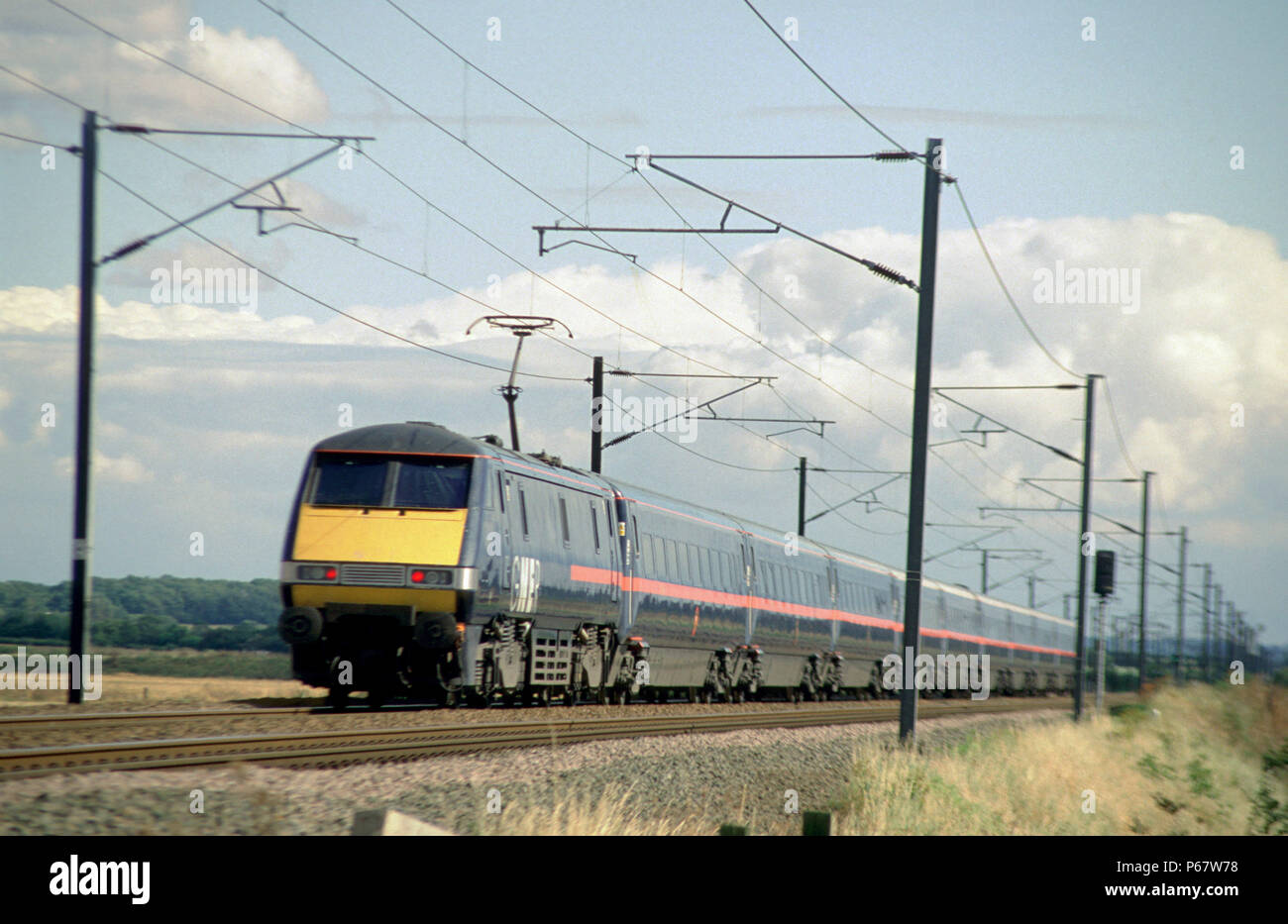 La ligne côtière est la route est maintenant exploité avec la classe 91 et stock avec une remorque Van de conduite dans l'accouplement semi-permanent. L'une de ces rames je Banque D'Images