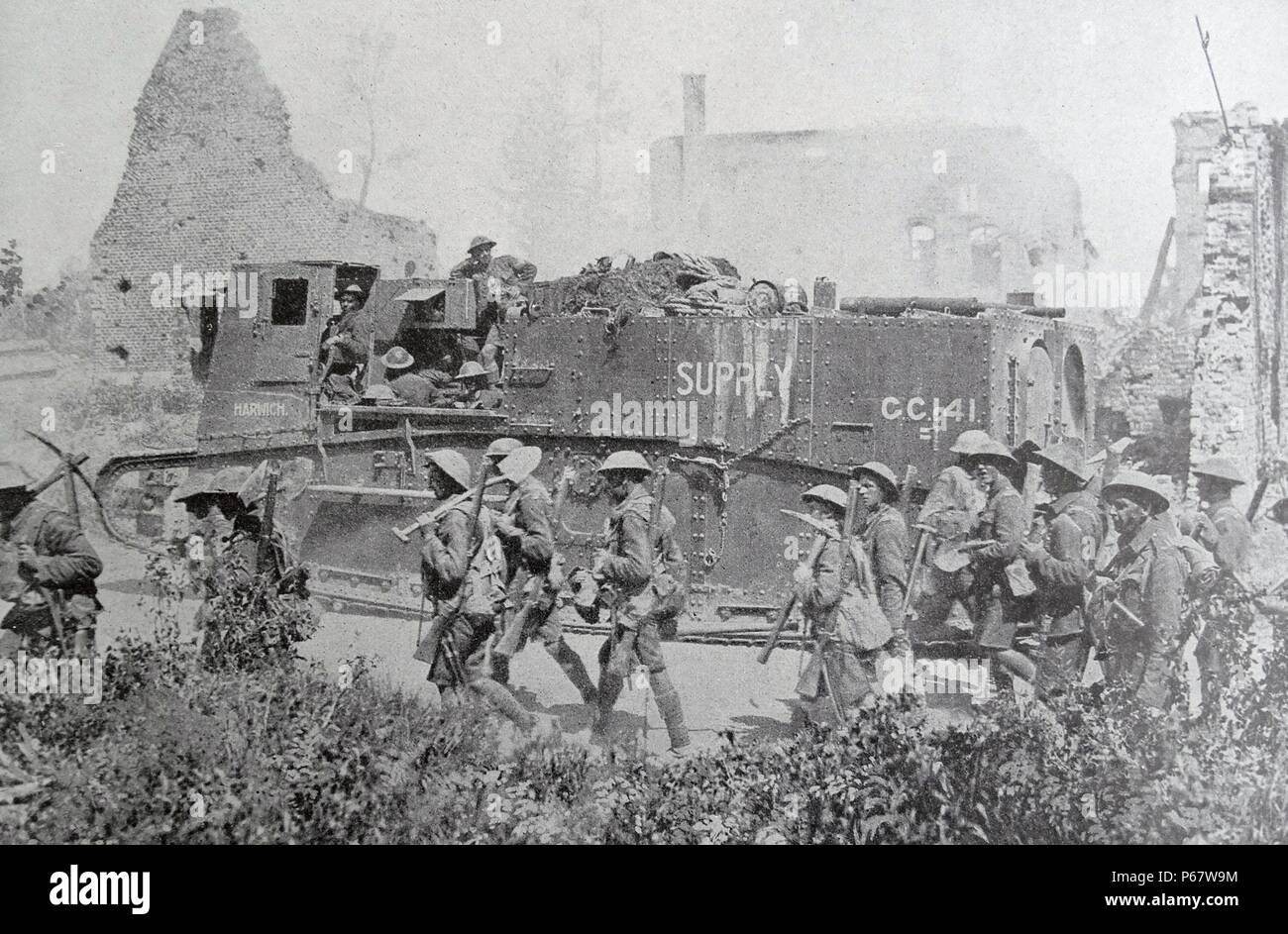 Les soldats britanniques en mars un village dans le Nord de la France au début de la première guerre mondiale Banque D'Images