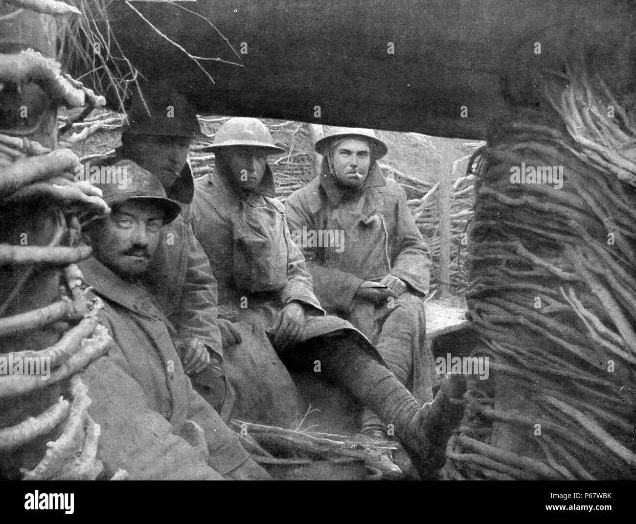 Les troupes britanniques et françaises reste dans les tranchées en France lors d'une pause dans les combats pendant la Première Guerre mondiale Banque D'Images Les troupes britanniques et françaises reste dans les tranchées en France lors d'une pause dans les combats pendant la Première Guerre mondiale Banque D'Images