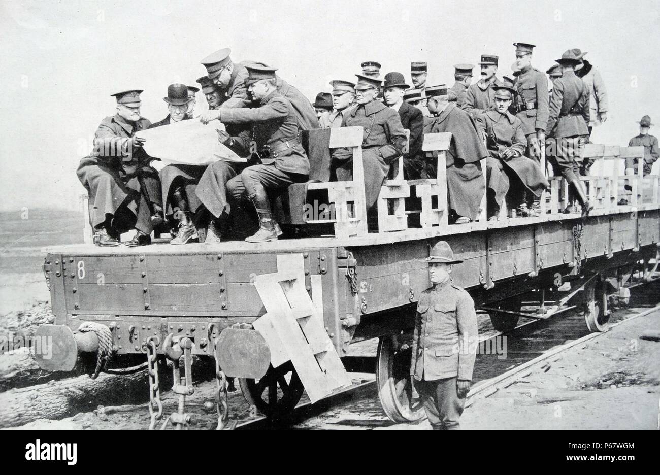 Le général Pershing américains avec le secrétaire de la guerre Newton Baker en France l'examen de postes au cours de la Première Guerre mondiale Banque D'Images