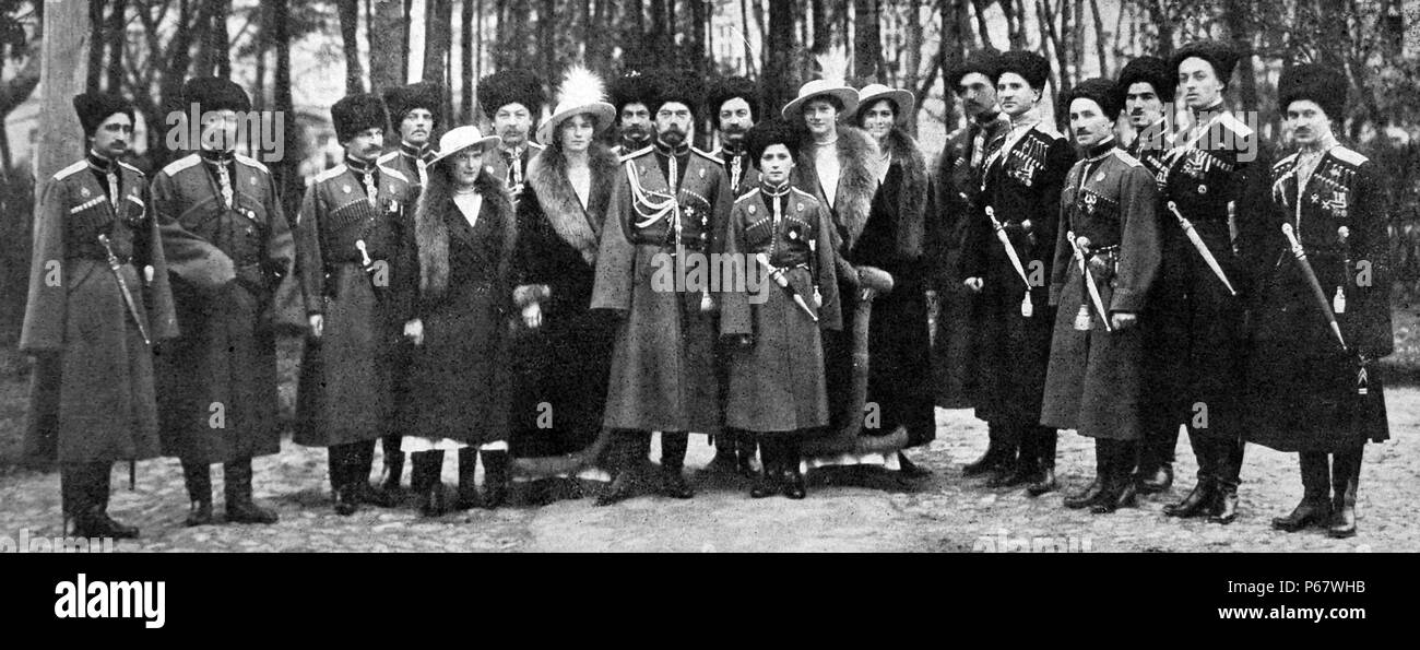 Le Tsar Nicolas II de Russie avec Tsarevich Alexis et ses soeurs photographié avec gardes cosaques au cours de 1916 Banque D'Images