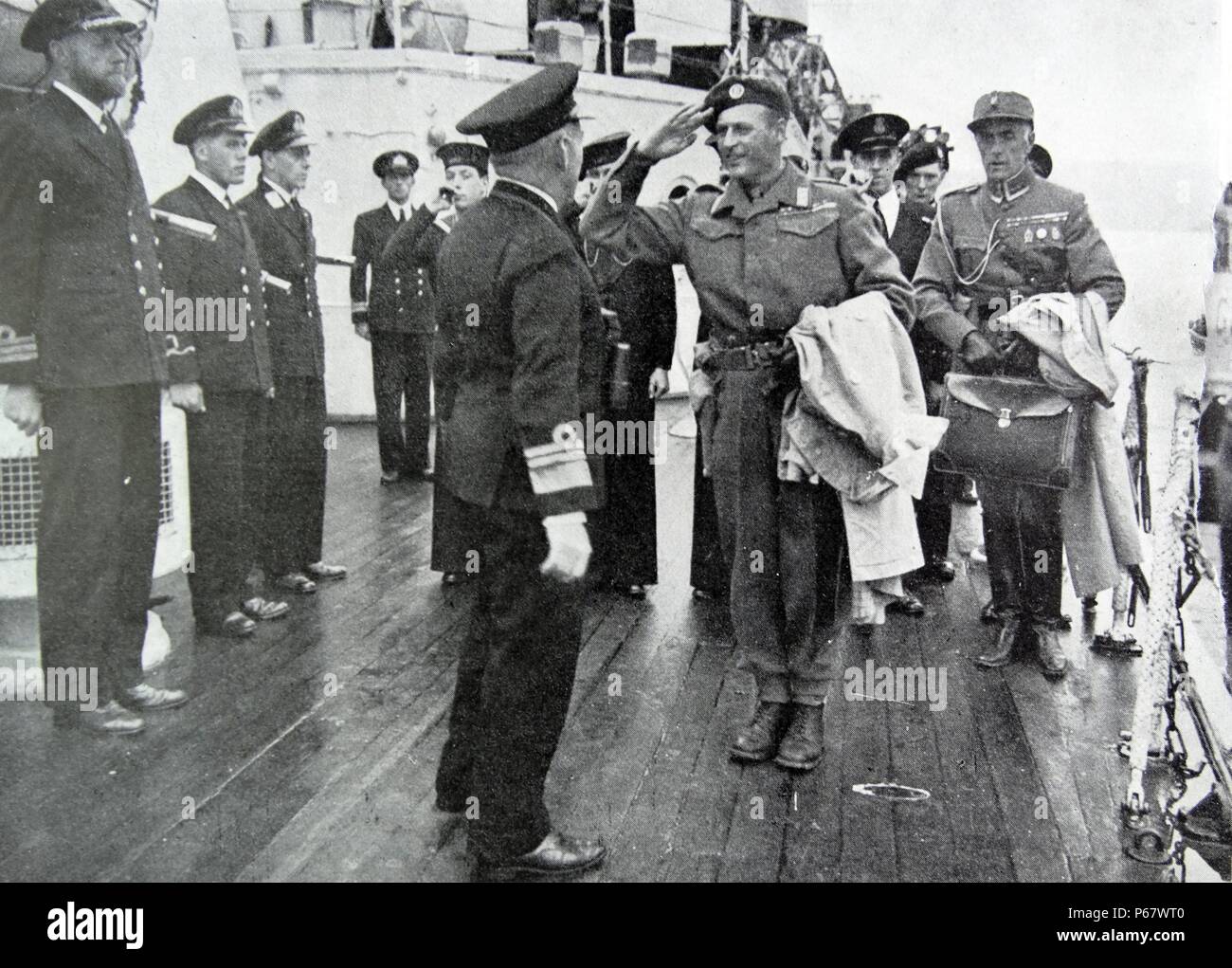 Prince Olav de Norvège revient à la maison sur le HMS Norfolk après la libération de la Norvège après la Seconde Guerre mondiale Banque D'Images