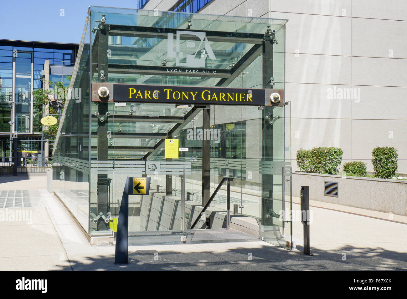 Parking gratuit Tony Garnier, district de Gerlad, Lyon, France Photo Stock  - Alamy