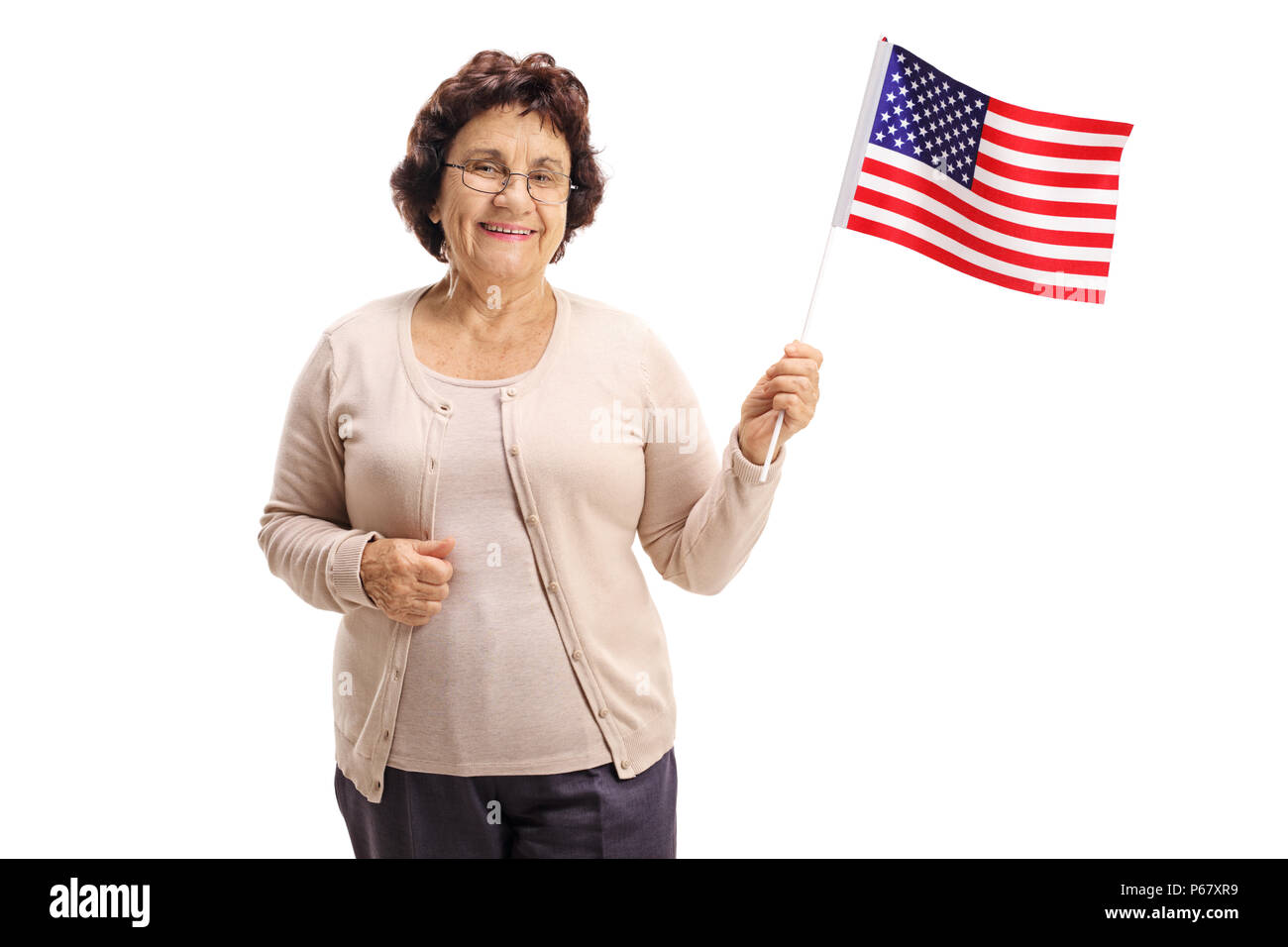 Vieille Femme tenant un drapeau américain isolé sur fond blanc Banque D'Images