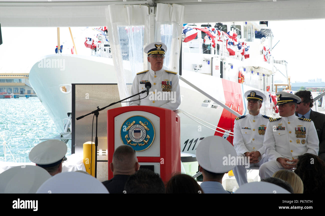 Adm arrière. Scott A. Buschman, commandant de la Garde côtière 7ème arrondissement, offre ses remarques au cours de la cérémonie de mise en service pour les garde-côte de la Garde côtière à Horsley Donald Le Secteur de San Juan, Porto Rico, le 20 mai 2016. Le Donald Horsley est le dernier et 17ème classe sentinelle cutter réponse rapide à mettre en service à la Garde côtière et le cinquième de son genre à être homeported à San Juan. (U.S. Photo de la Garde côtière par Ricardo Castrodad) Banque D'Images