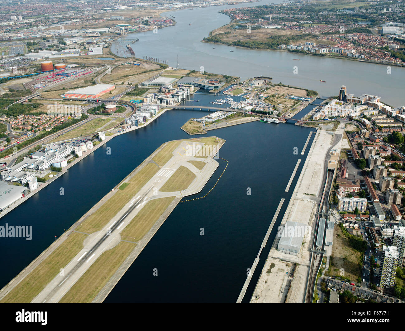 Vue aérienne de l'aéroport de la ville de l'Est. Old Royal Docks, University of East London, Thames Barrier et Excel Exhibition Centre, London UK Banque D'Images