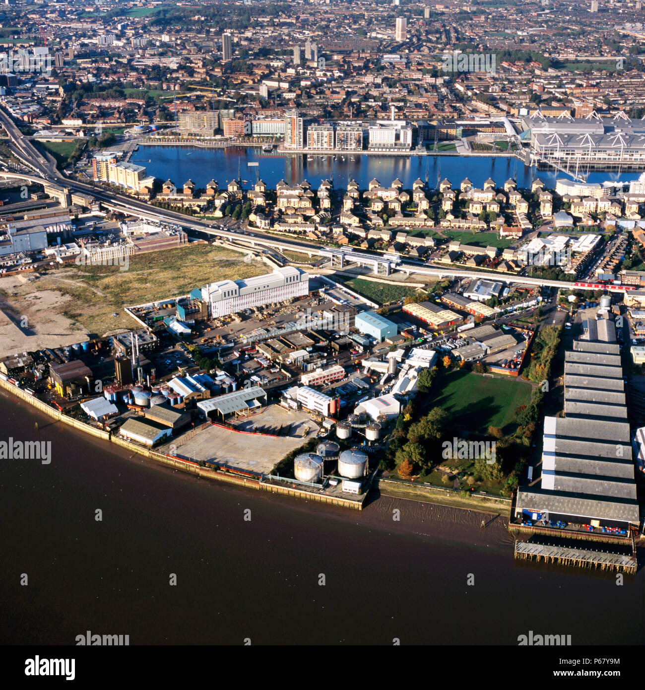 Vue aérienne au nord-ouest de Thames, Lyle Park à quai péruvien et un lieu historique et Canning Town, Londres, UK Banque D'Images