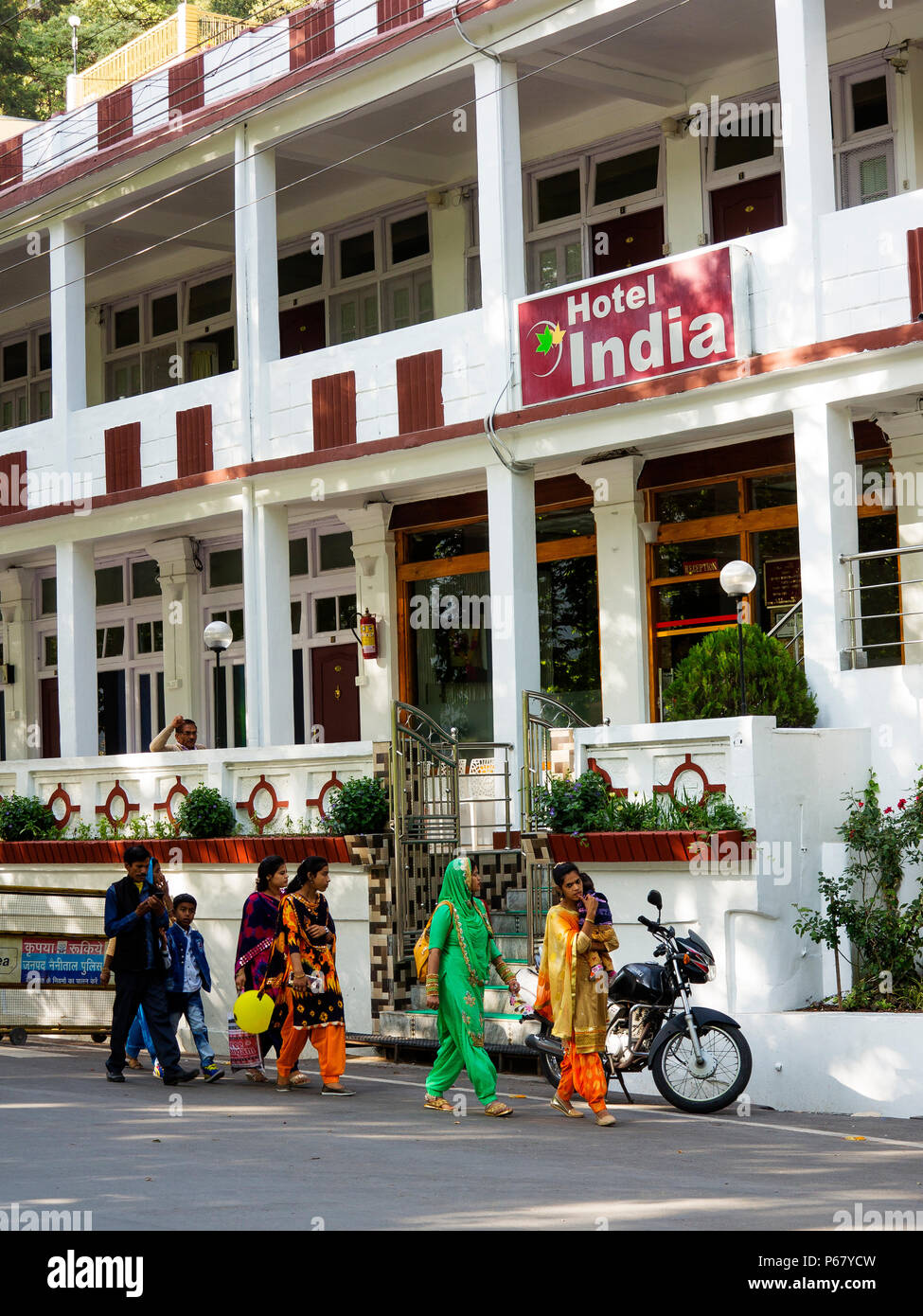 Femme indienne en passant par l'Inde, de l'hôtel, Nainital Uttarakhand en Inde Banque D'Images