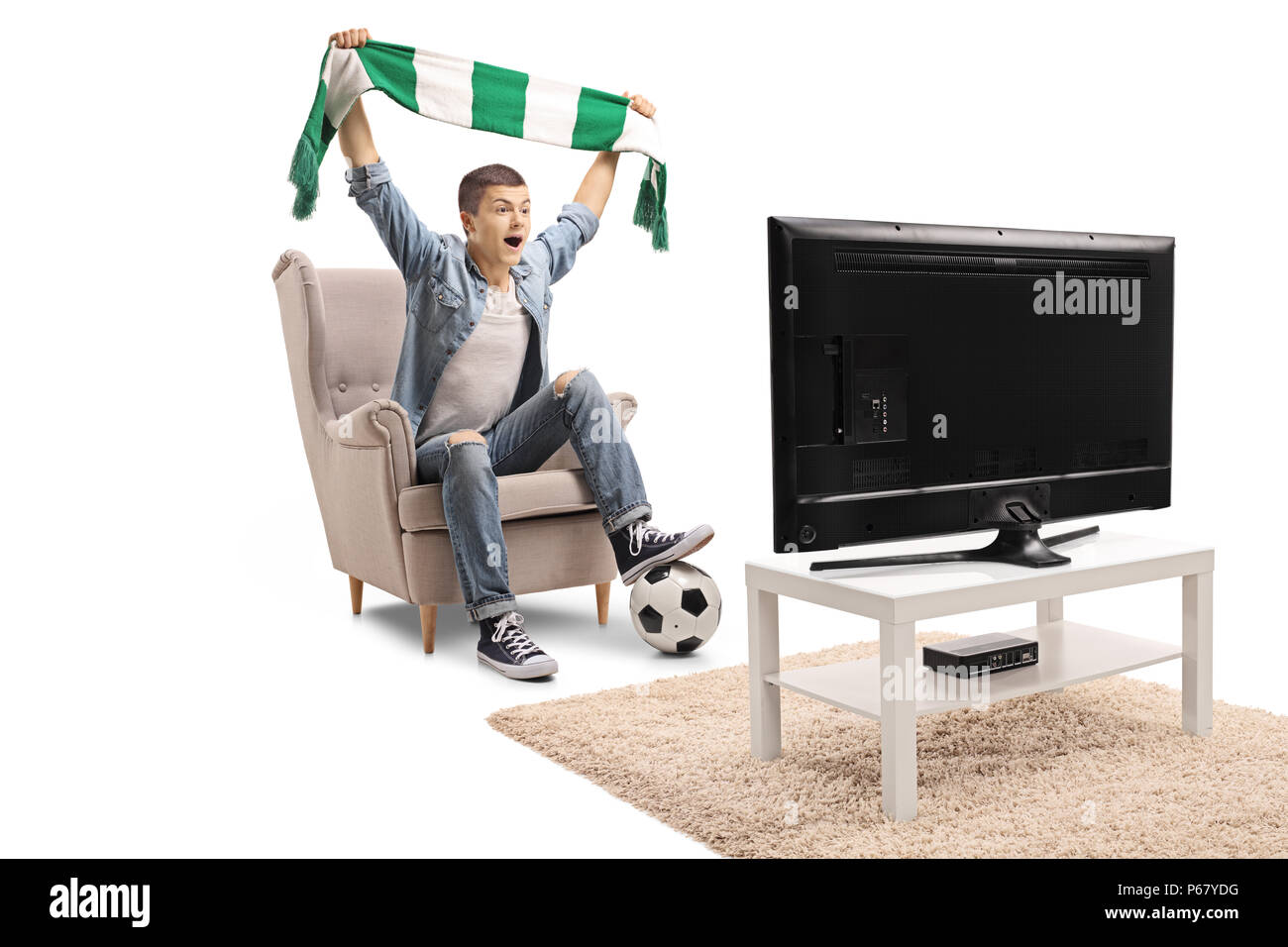 Heureux teenage soccer fan tenant un foulard et de regarder un match à la télévision isolé sur fond blanc Banque D'Images
