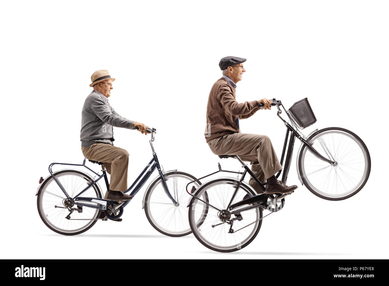 Les personnes âgées la bicyclette avec l'un d'eux en faisant un wheelie isolé sur fond blanc Banque D'Images