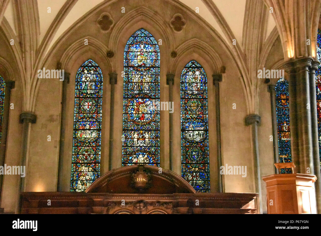 Vitrail de l'église Ronde de l'Église Temple consacrée en 1185, la ville de Londres, en Angleterre. Banque D'Images
