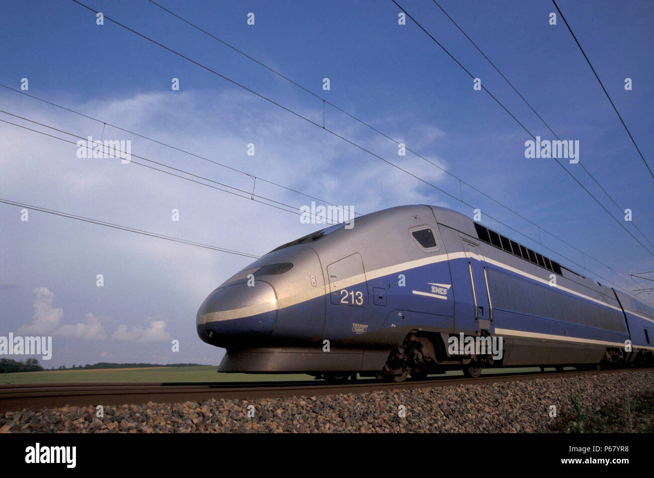 Un TGV (Train Grande Vitesse) dans le Nord de la France Banque D'Images