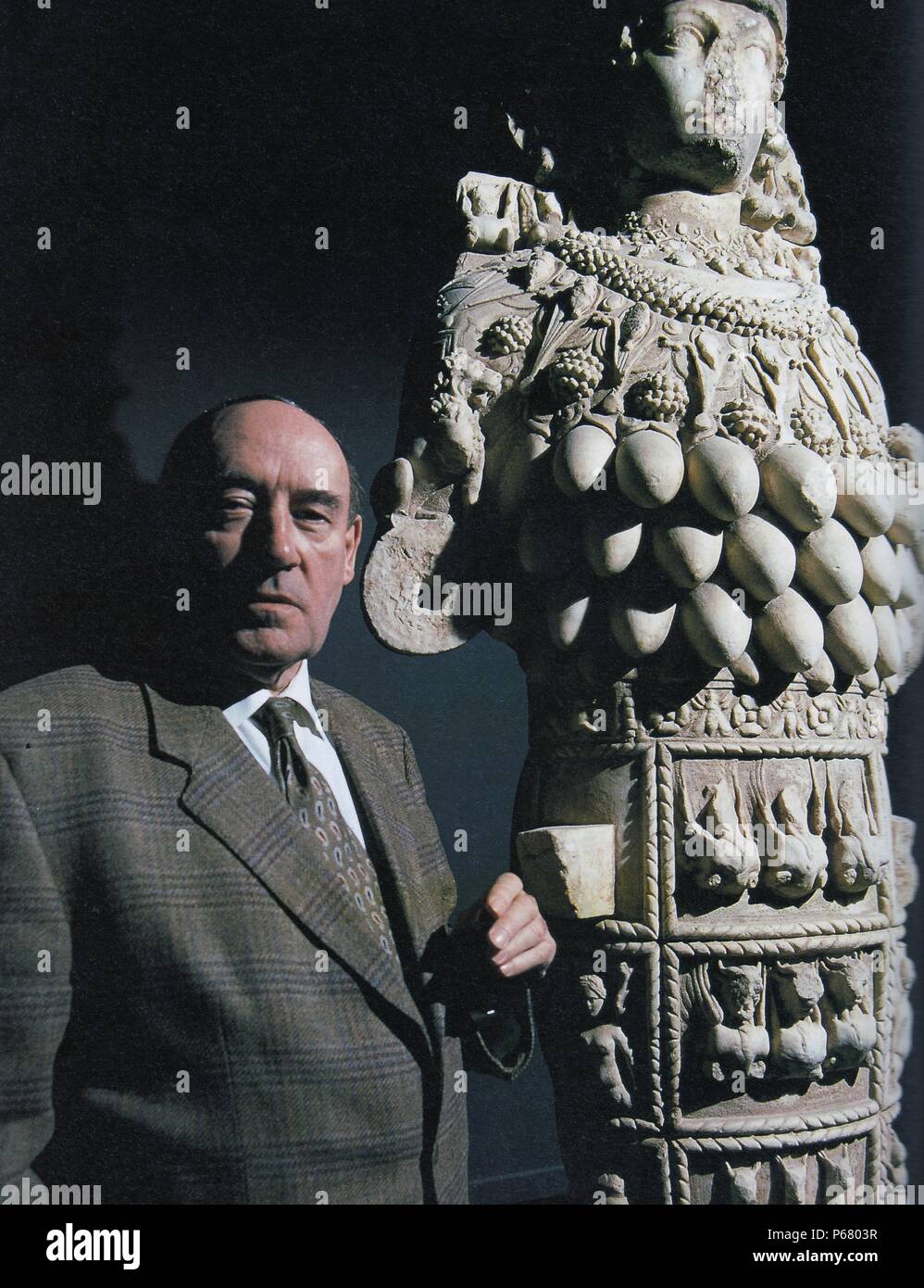 Desmond Morris avec une statue d'Artémis à Éphèse, en Turquie, le tournage de la série TV les sexes. 1997. Banque D'Images