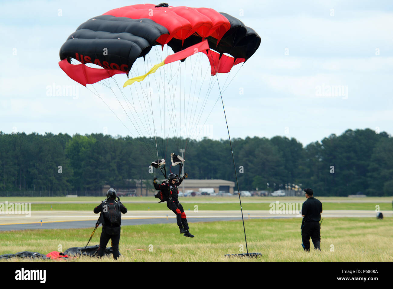 Les membres du commandement des opérations spéciales de l'armée américaine de l'équipe de démonstration de parachutisme, le noir de poignards, effectuer une démonstration aérienne au cours de la Shaw Air Expo et portes ouvertes, "tonnerre sur les Midlands" chez Shaw Air Force Base, S.C., le 21 mai 2016. (U.S. Air Force photo par un membre de la 1re classe Kelsey Tucker) Banque D'Images