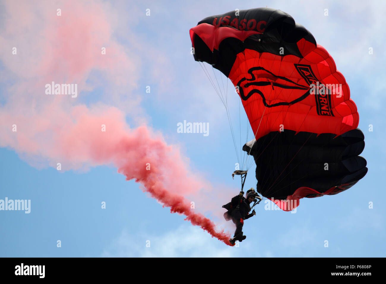 Membre de la U.S. Army Special Operations Command Équipe de démonstration de parachutisme, le noir de poignards, effectue une démonstration aérienne au cours de la Shaw Air Expo et portes ouvertes, "tonnerre sur les Midlands" chez Shaw Air Force Base, S.C., le 21 mai 2016. (U.S. Air Force photo par un membre de la 1re classe Kelsey Tucker) Banque D'Images