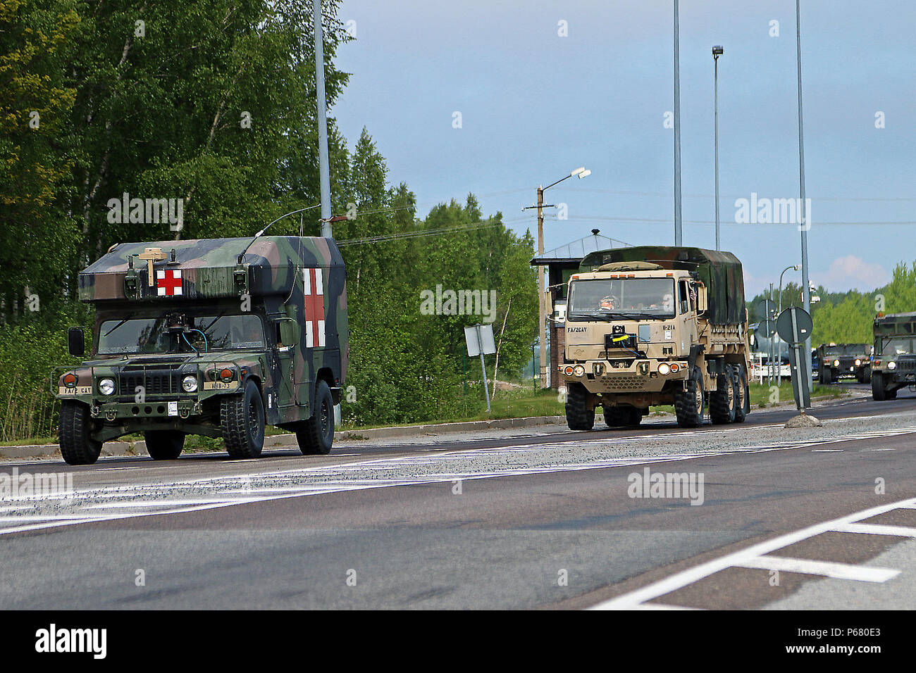 Voyageant le long du littoral de la mer Baltique, un convoi de véhicules  appartenant à la Batterie B, l'Escadron d'artillerie, 2e régiment de  cavalerie passe de l'Estonie en Lettonie à la suite