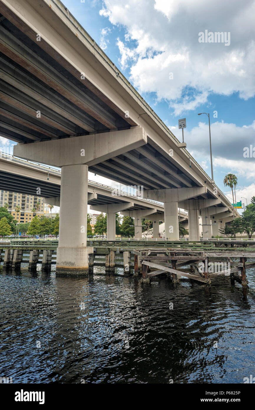 Dessous de pont d'une autoroute sur l'eau, à Tampa, en Floride. Banque D'Images