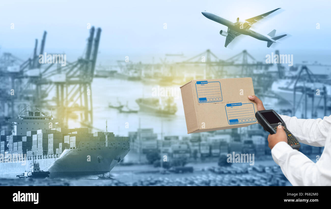 Carte du monde avec la distribution sur un réseau logistique, transport et logistique de base concept dans l'avant des emballages industriels pour navire de fret cargo concep Banque D'Images