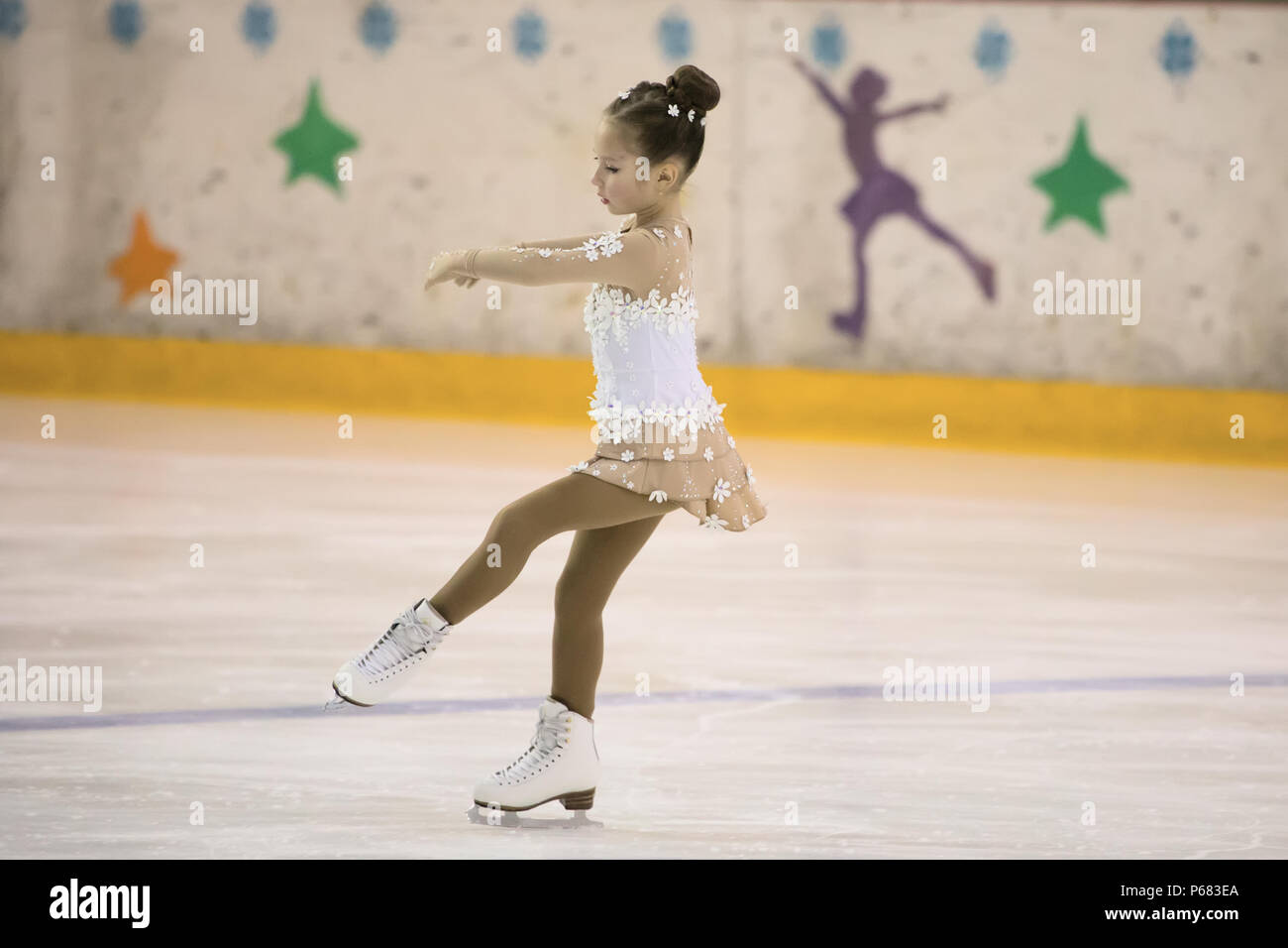 Biélorussie, Minsk, le 3 mars 2018. Palais de glace. Compétitions en patinage artistique chez les enfants.Le petit patineur exécute le programme. Une fille sur patins prendre Banque D'Images