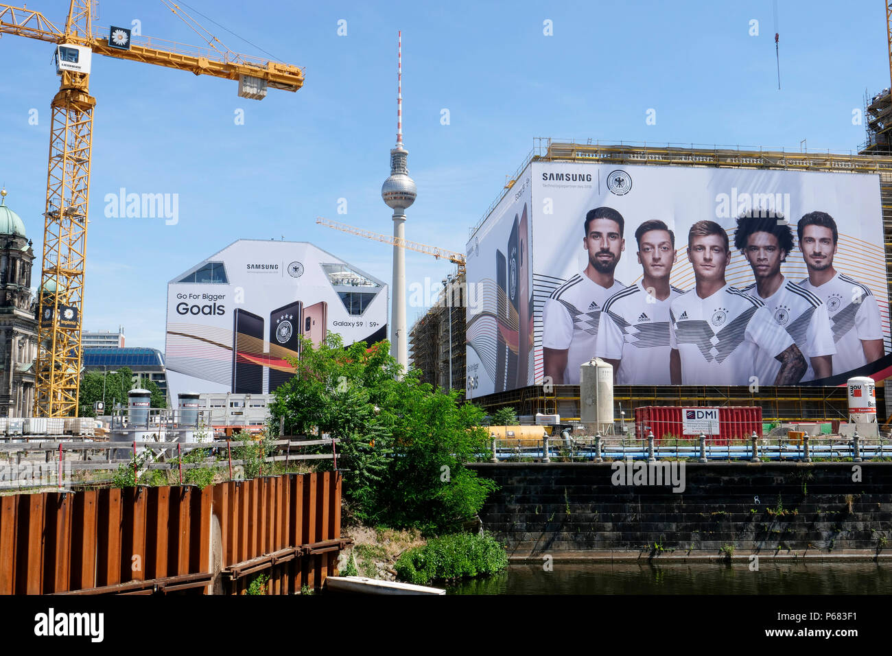 Allemagne, Samsung annonce avec l'équipe de football allemande lors du championnat du monde de la Fifa 2018 en Russie au chantier de construction du château de Berlin, qu'aucune publicité performance soccer / Deutschland, Berlin, rhodes-extèrieure Werbung nichts gewesen, Samsung Werbung mit der deutschen Nationalelf zur FIFA WM Russland 2018 Banque D'Images