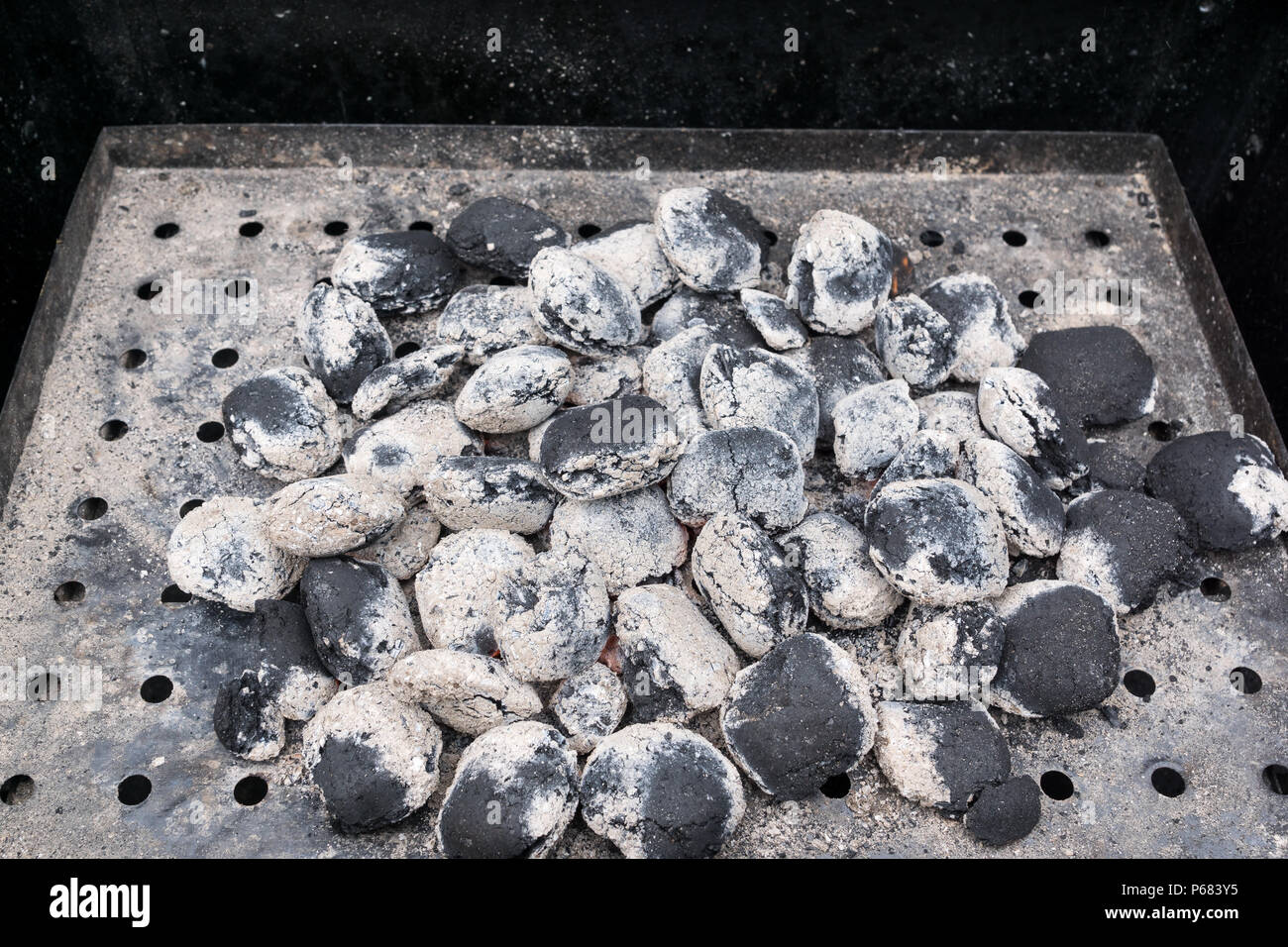 Des charbons dans un barbecue grill - focus sélectionné, la profondeur de champ étroite Banque D'Images
