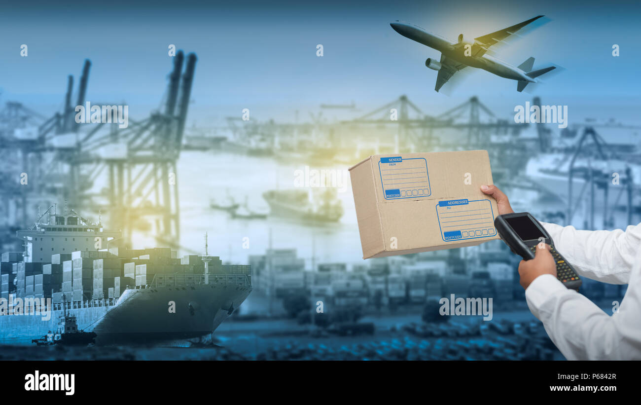 Carte du monde avec la distribution sur un réseau logistique, transport et logistique de base concept dans l'avant des emballages industriels pour navire de fret cargo concep Banque D'Images