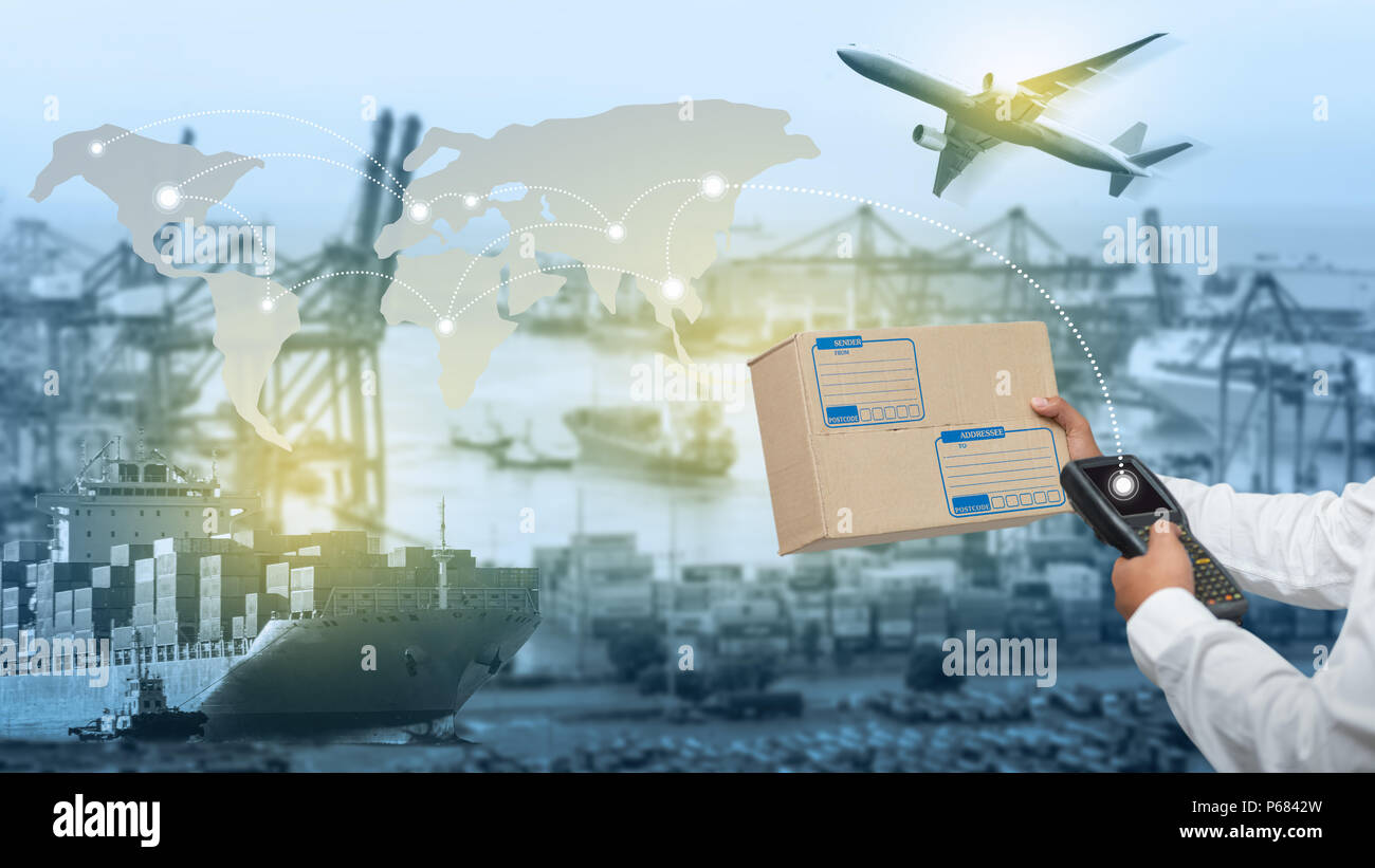 Carte du monde avec la distribution sur un réseau logistique, transport et logistique de base concept dans l'avant des emballages industriels pour navire de fret cargo concep Banque D'Images