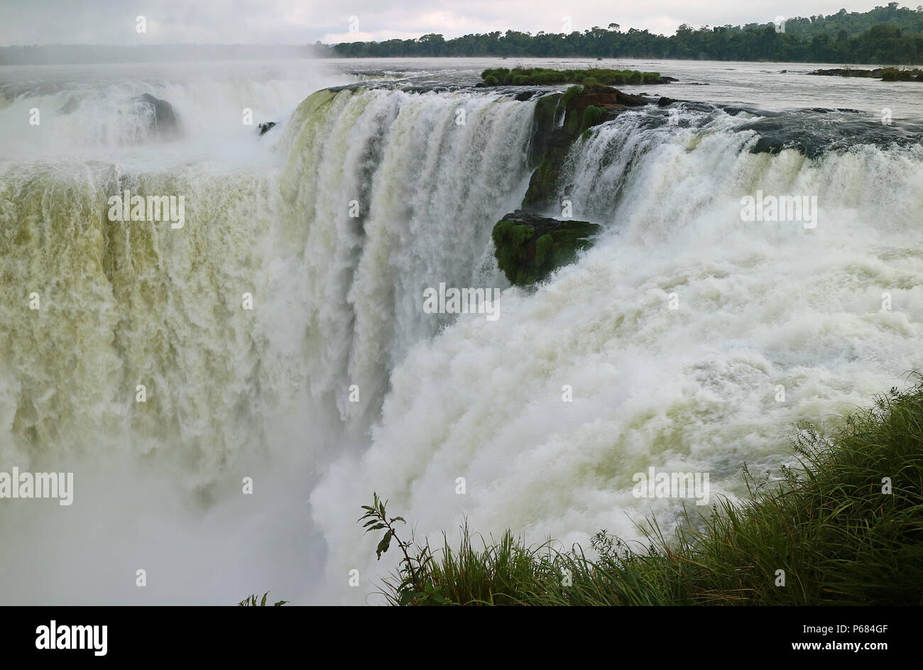 Magnifique vue sur la Gorge du Diable domaine des chutes d'Iguaçu côté Argentin, dans la province de Misiones, en Argentine, en Amérique du Sud Banque D'Images